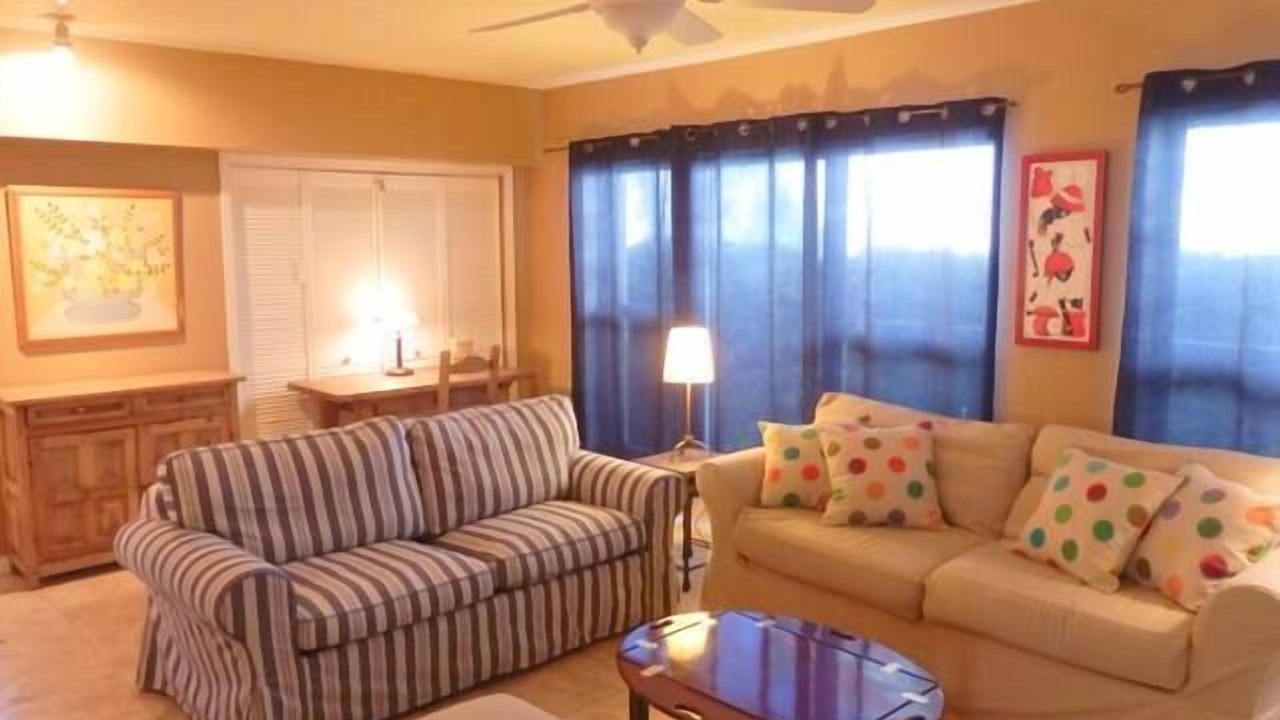 Photo of Livingroom in Hollywood Lakes