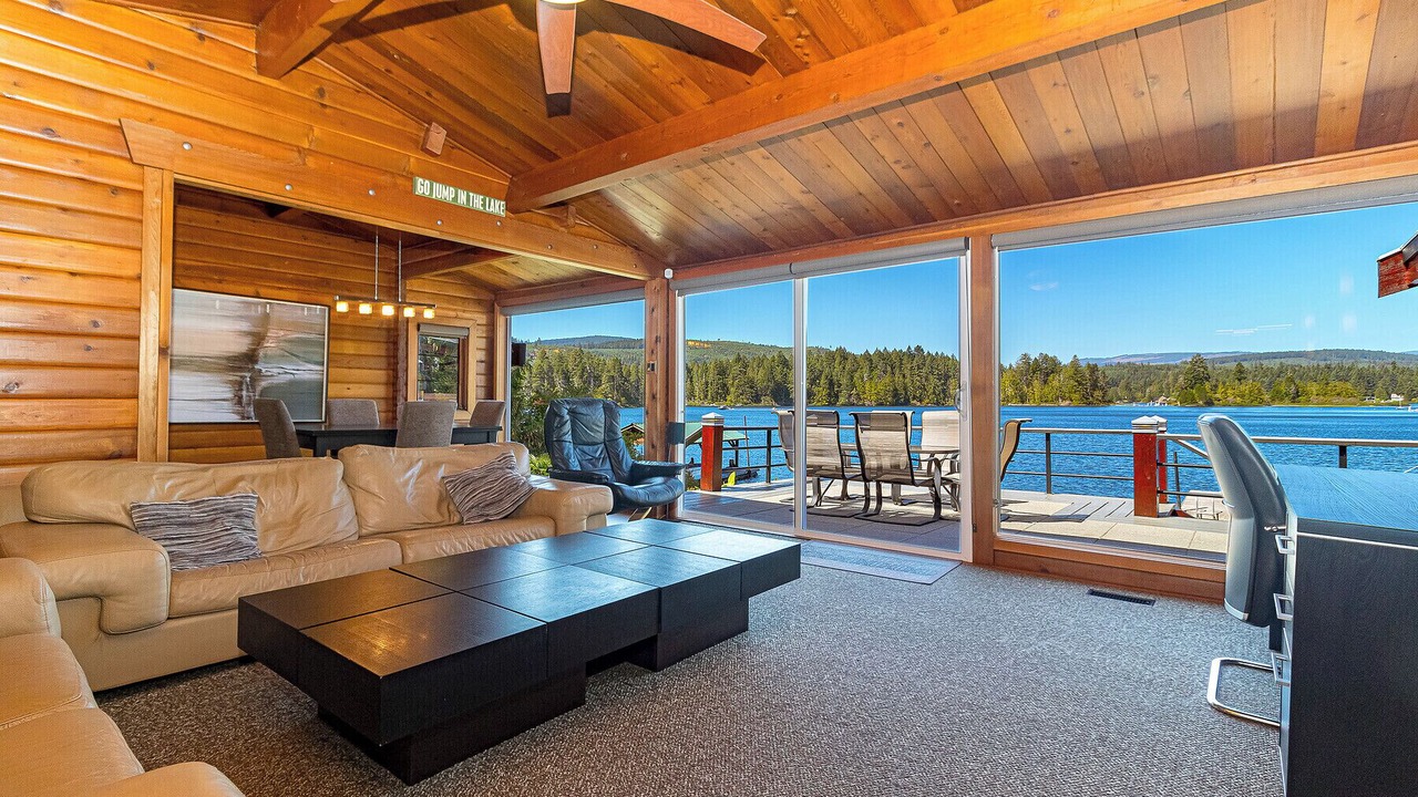 Photo of Livingroom in Shawnigan Lake