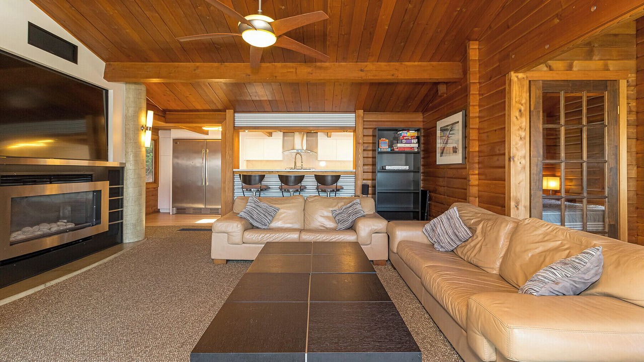 Photo of Livingroom in Shawnigan Lake