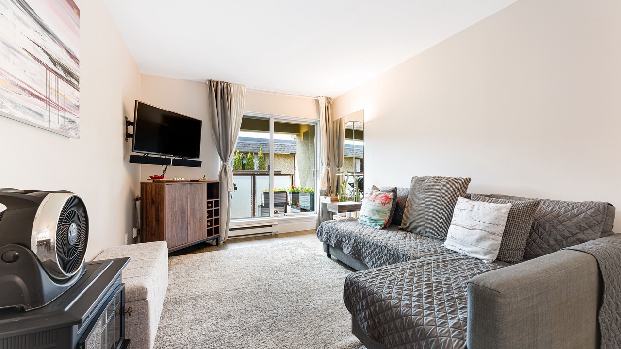Photo of Livingroom in Lower Lonsdale