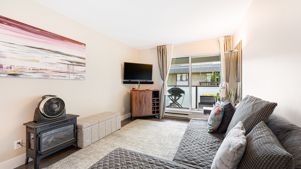 Photo of Livingroom in Lower Lonsdale