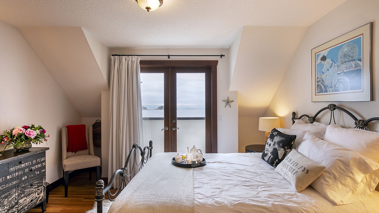 Photo of Bedroom in Departure Bay