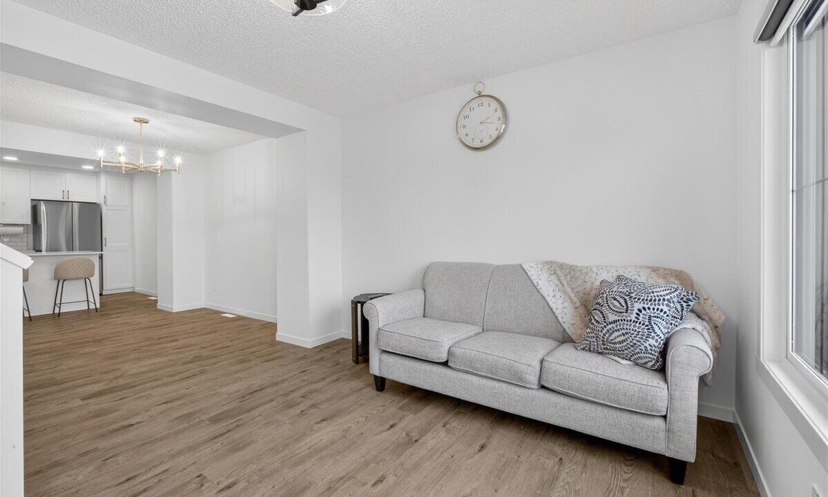 Photo of Livingroom in Division No. 11