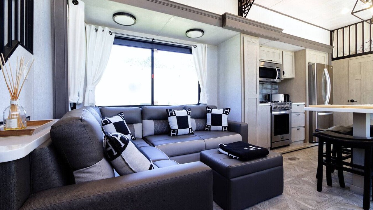 Photo of Livingroom in Hunt Club