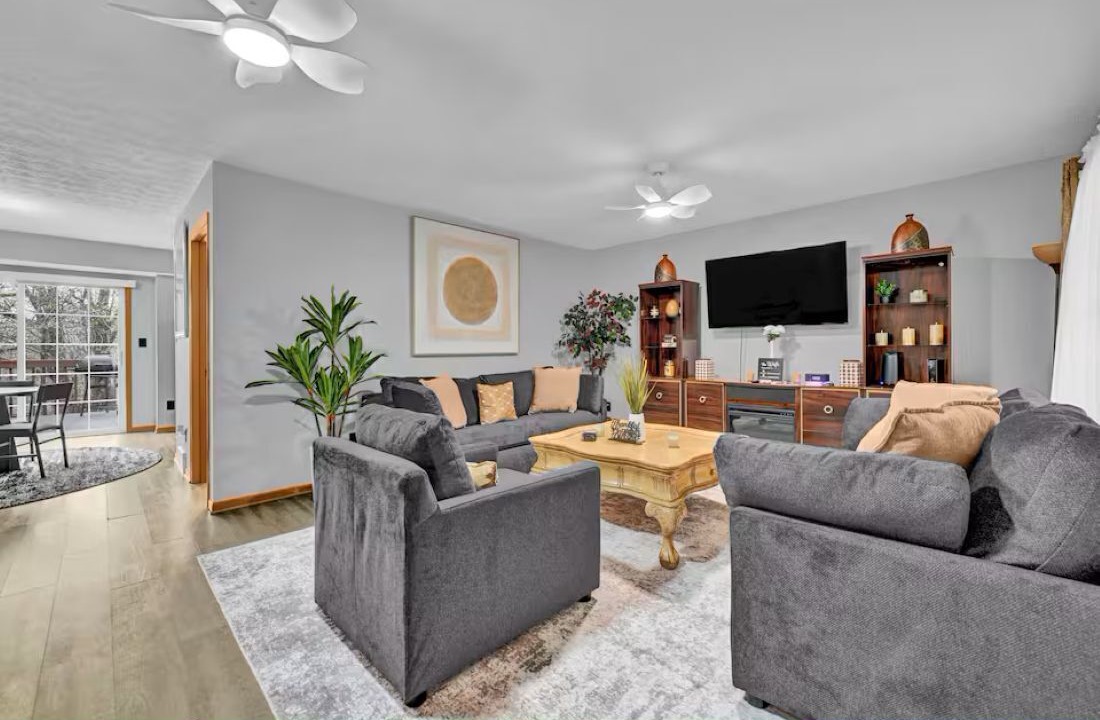 Photo of Livingroom in Akron