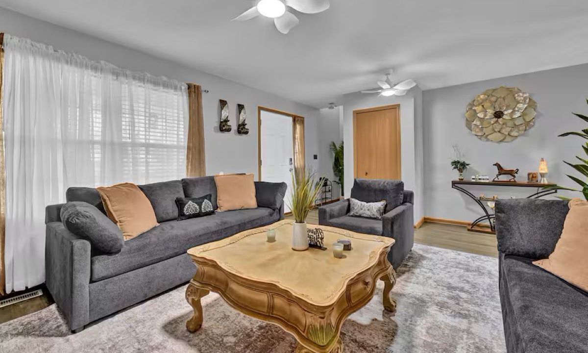 Photo of Livingroom in Akron