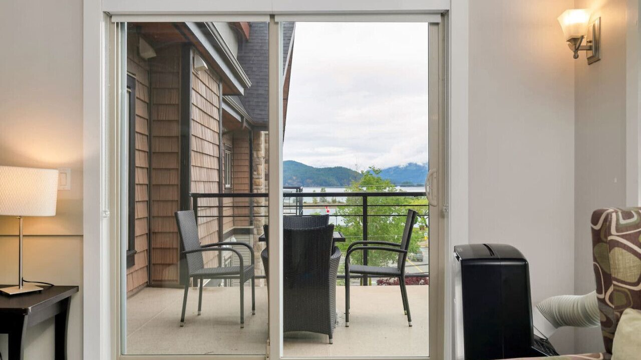 Photo of Livingroom in Harrison Hot Springs
