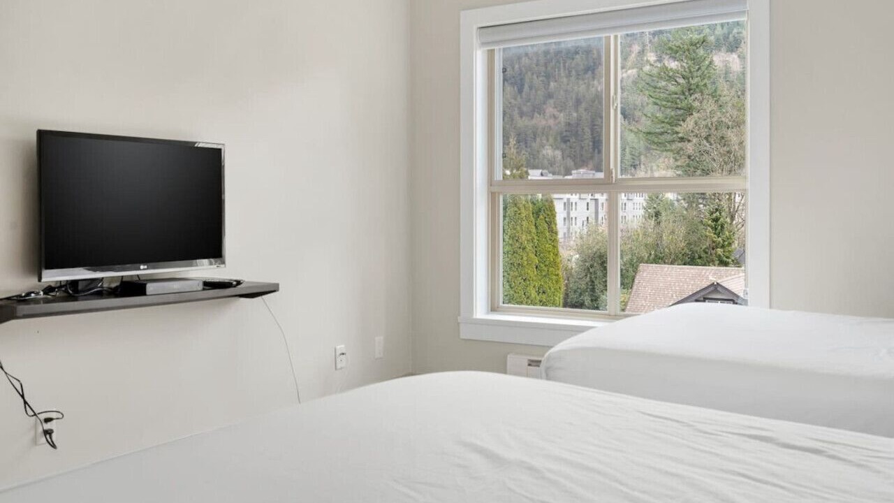Photo of Bedroom in Harrison Hot Springs