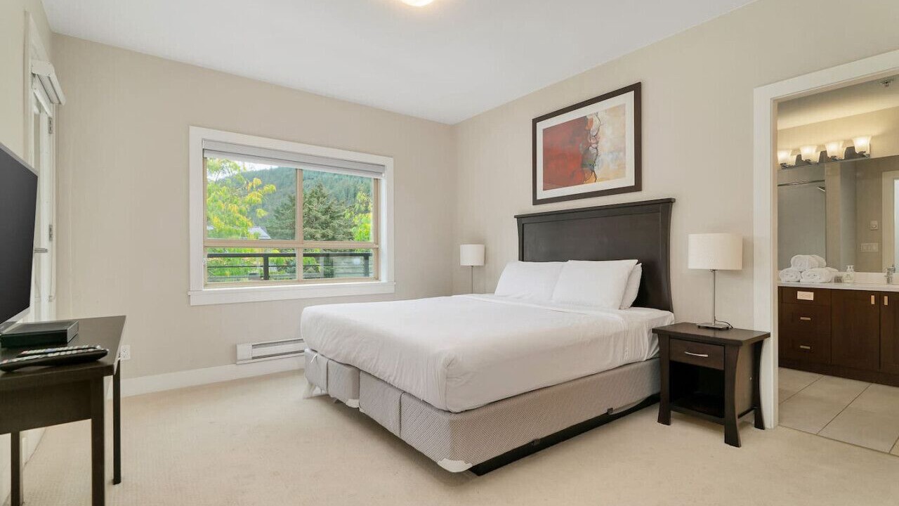 Photo of Bedroom in Harrison Hot Springs