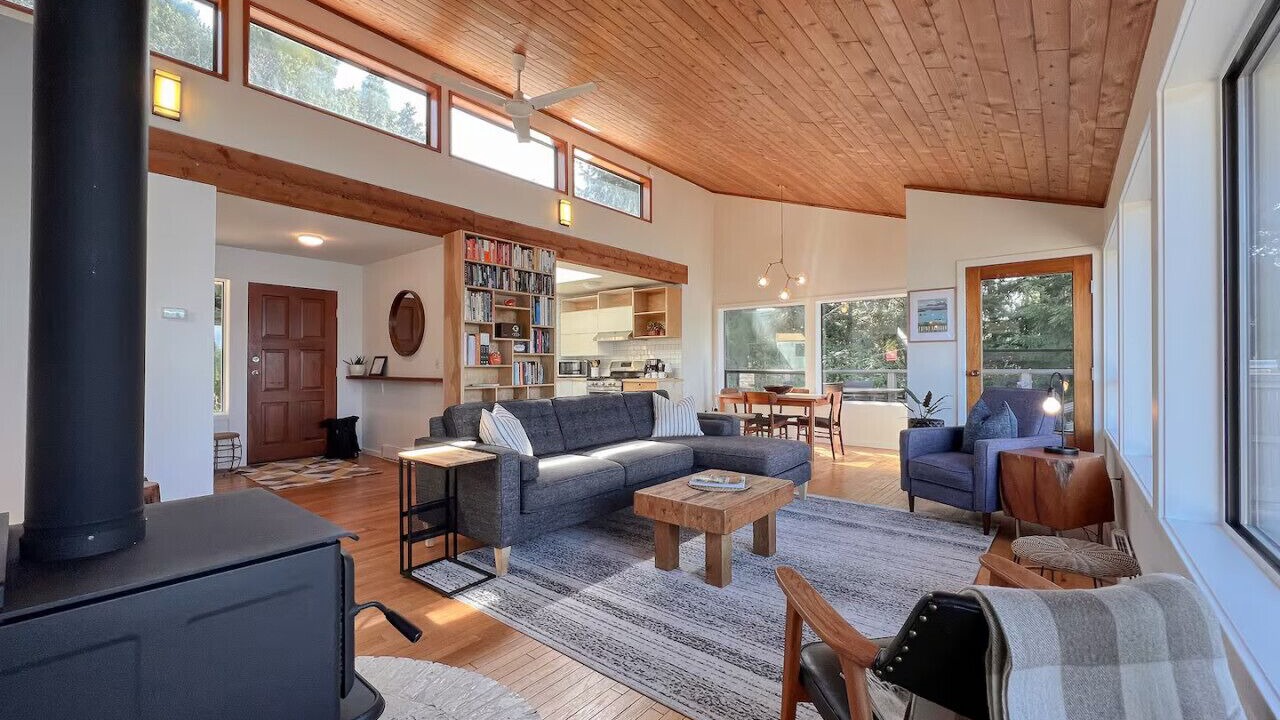 Photo of Livingroom in Tonquin Beach