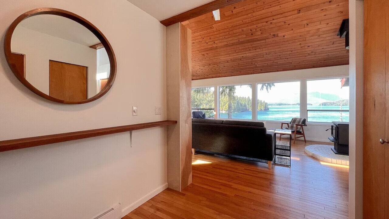 Photo of Livingroom in Tonquin Beach