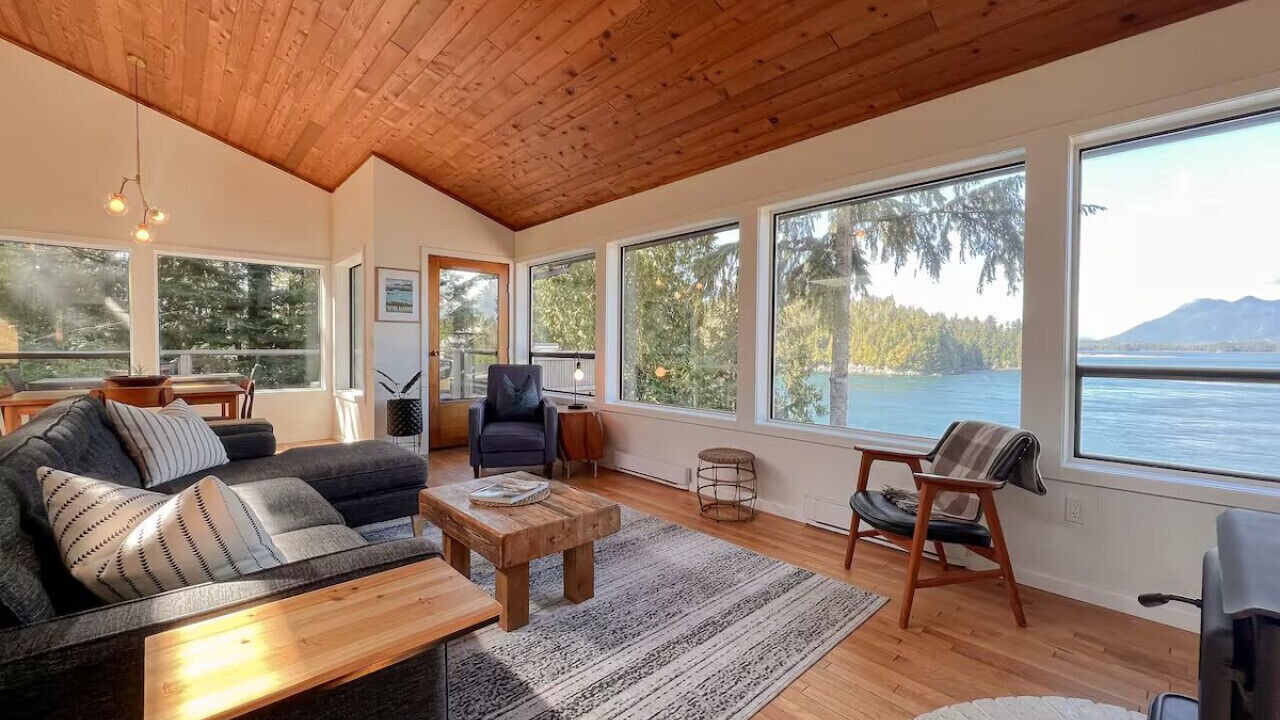 Photo of Livingroom in Tonquin Beach