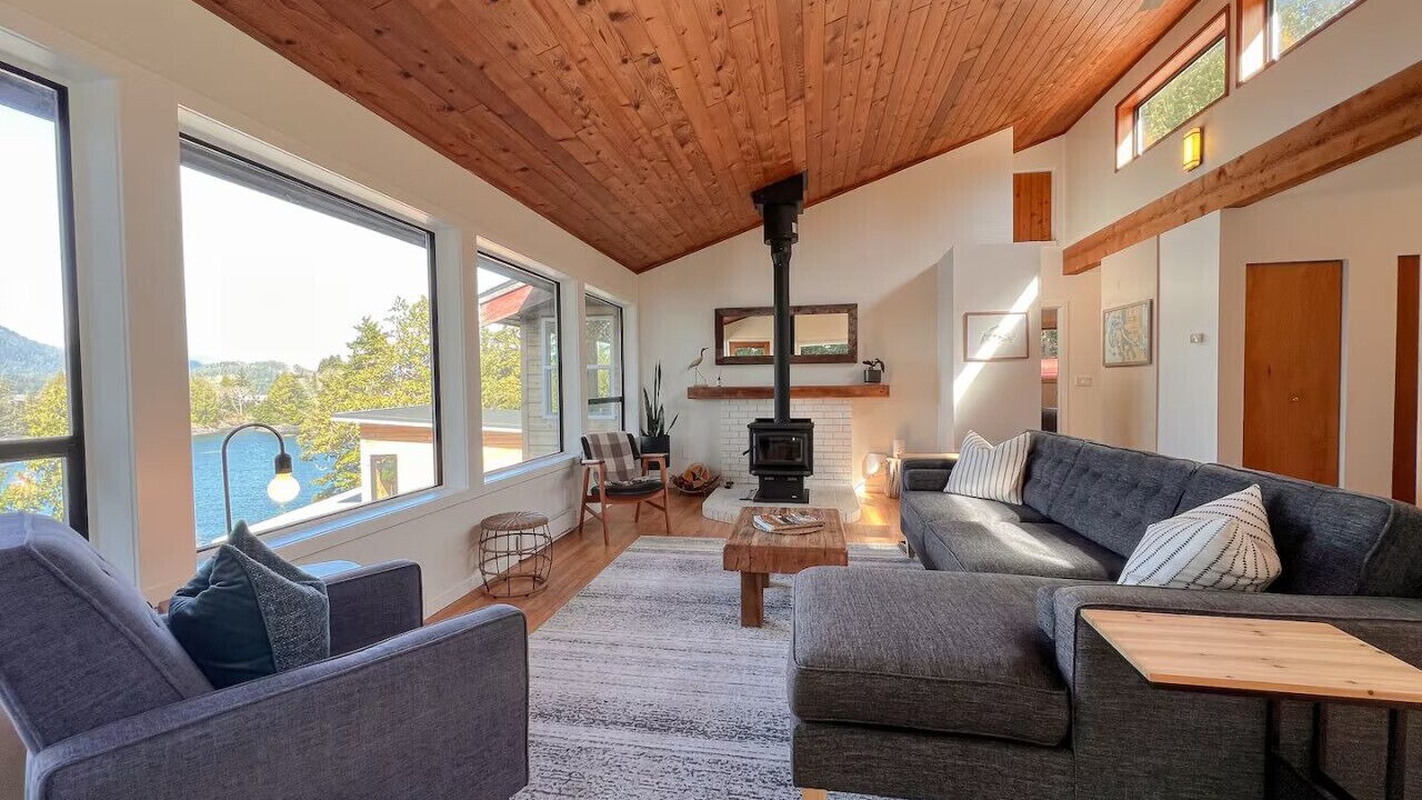 Photo of Livingroom in Tonquin Beach