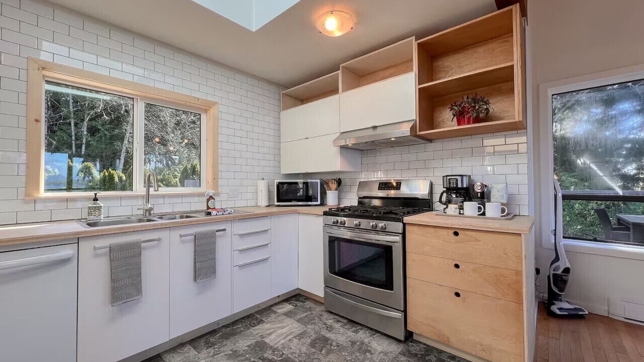 Photo of Kitchen in Tonquin Beach