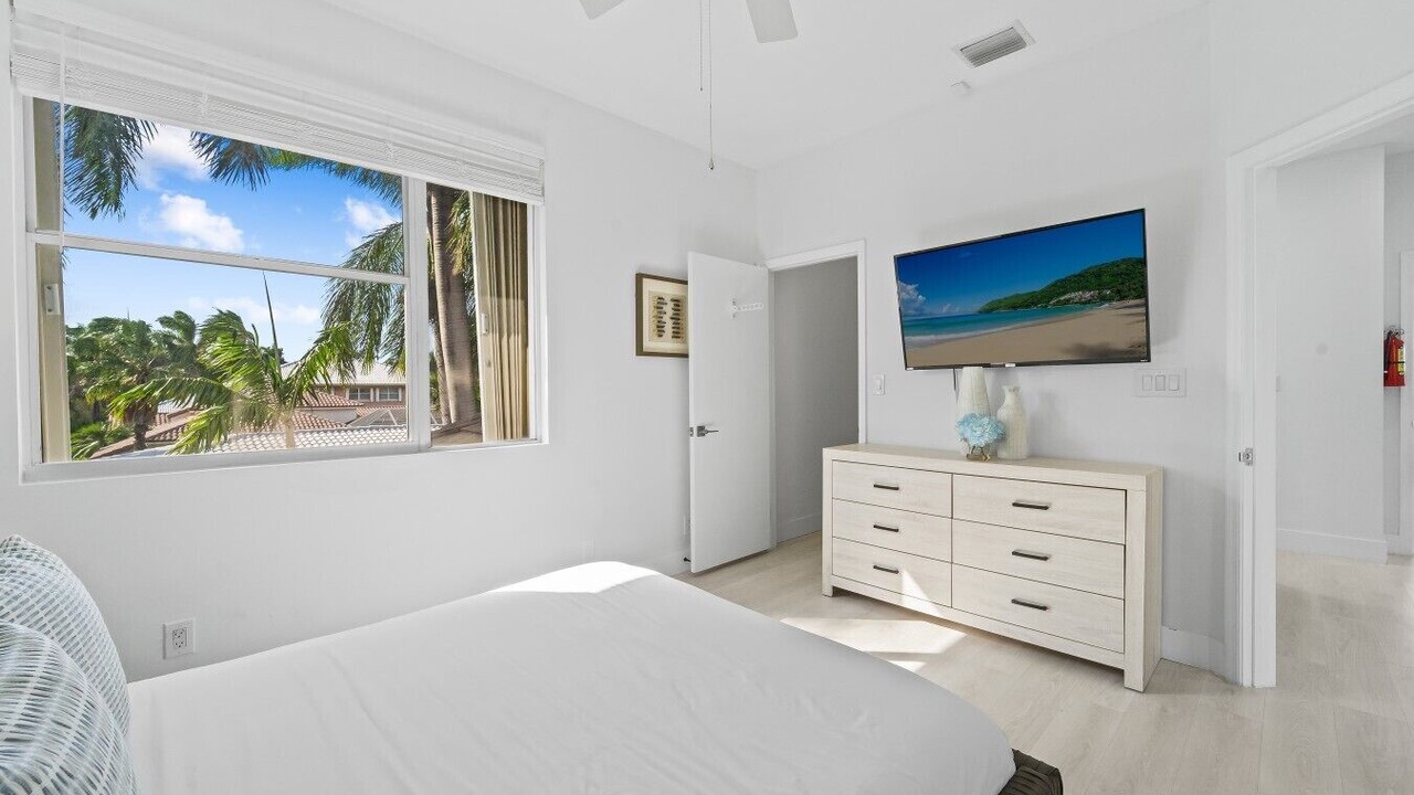 Photo of Bedroom in Hollywood Lakes