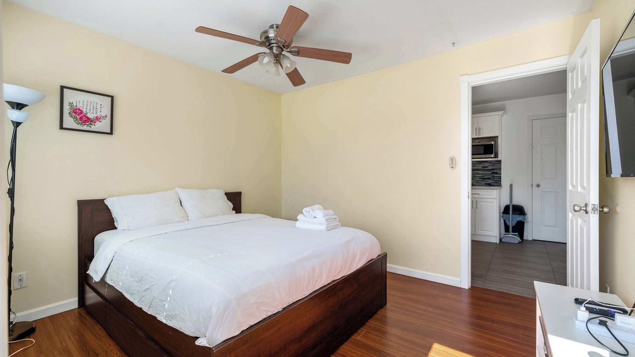 Photo of Bedroom in Renfrew-Collingwood