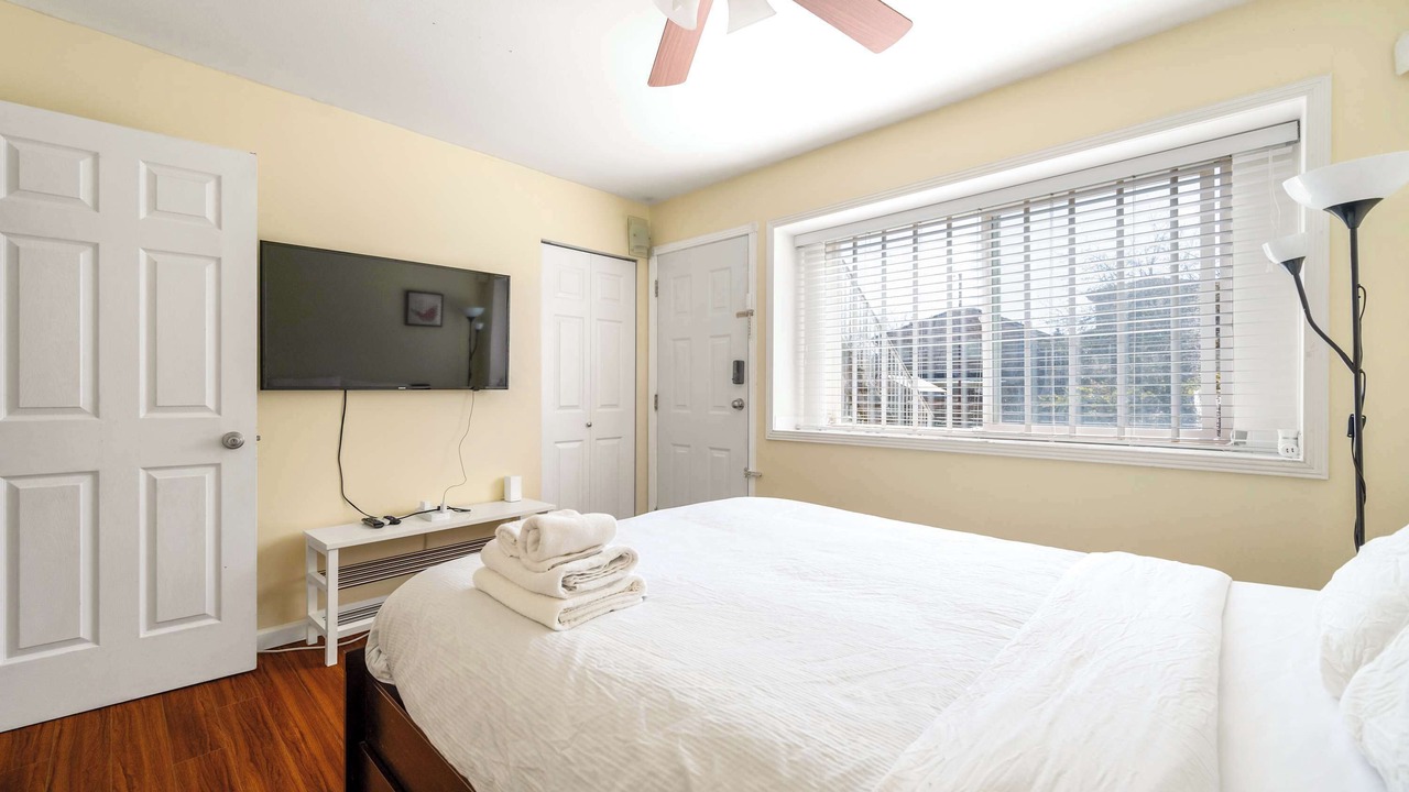 Photo of Bedroom in Renfrew-Collingwood