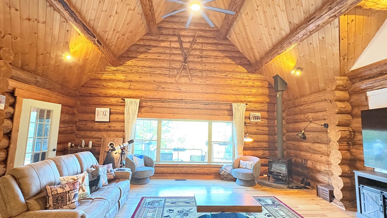 Photo of Livingroom in Proctor