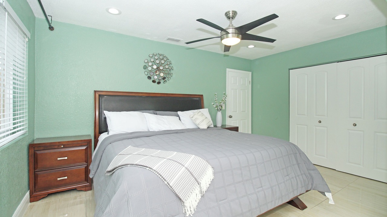 Photo of Bedroom in Lake Worth Corridor