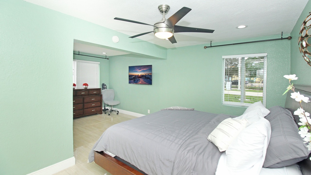 Photo of Bedroom in Lake Worth Corridor