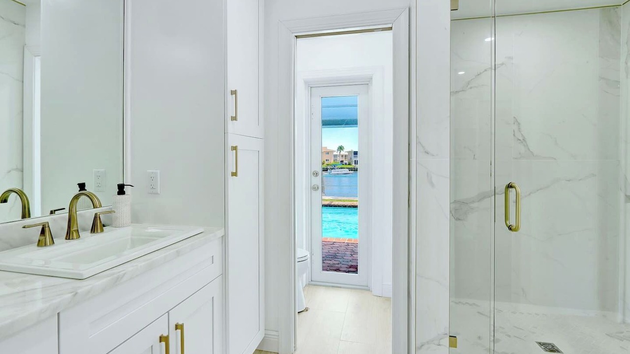 Photo of Bathroom in Garden Isles