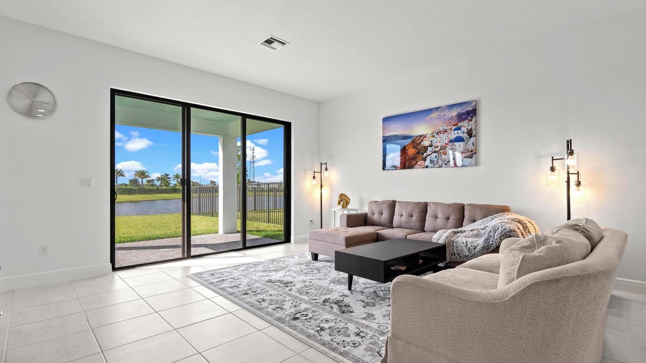Photo of Livingroom in Hunt Club