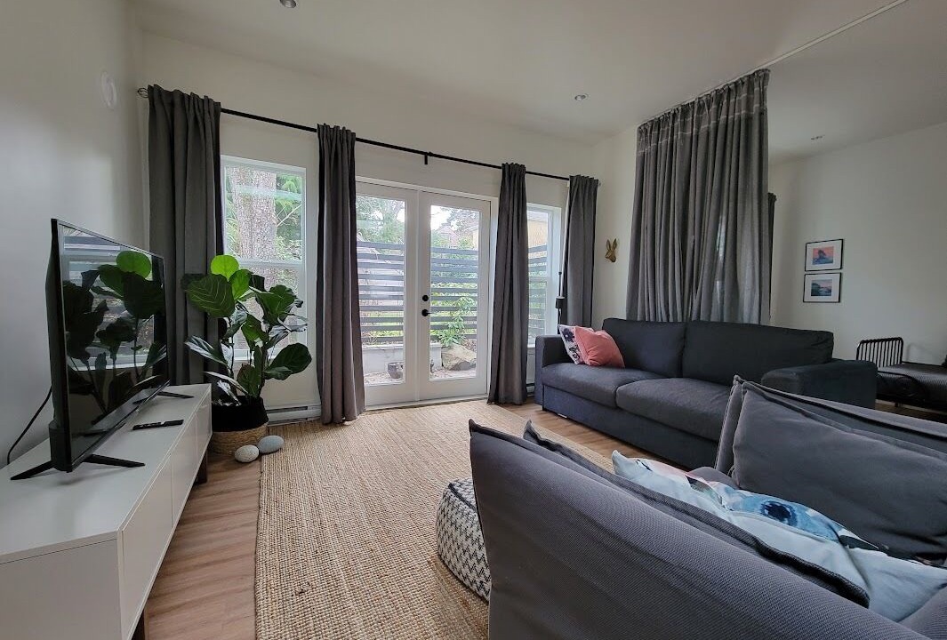 Photo of Livingroom in Saanich East