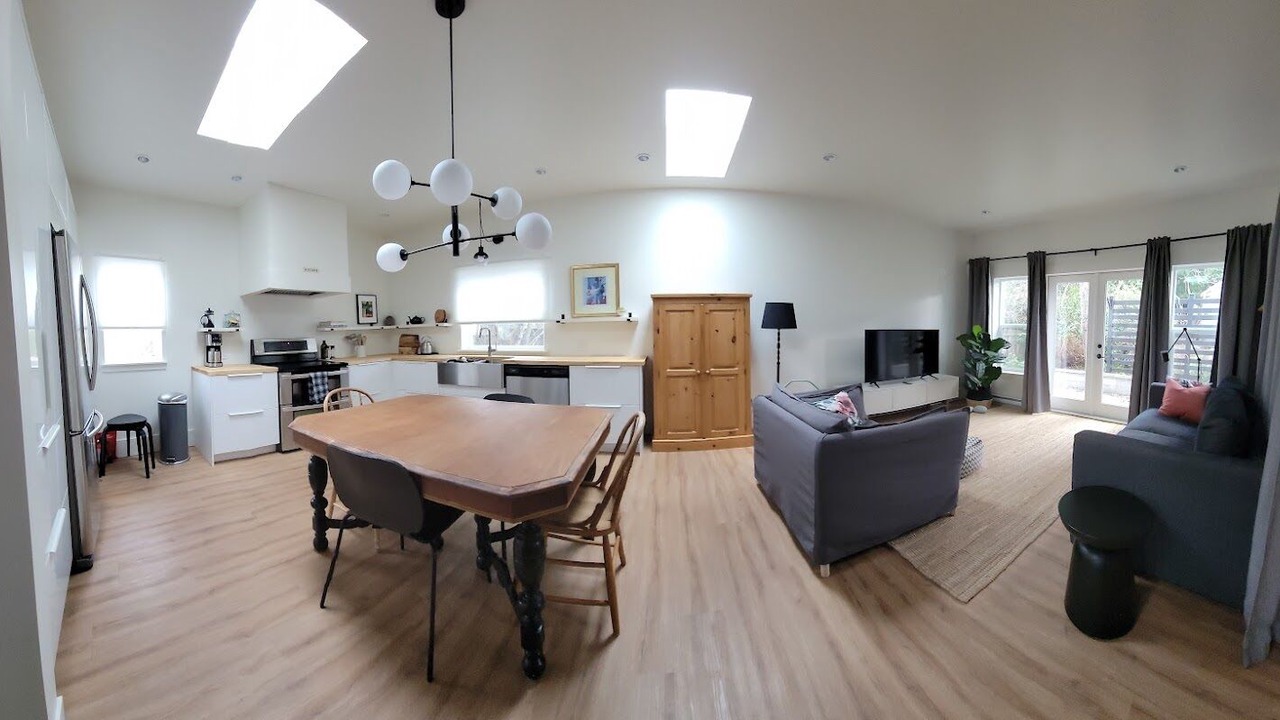 Photo of Livingroom in Saanich East
