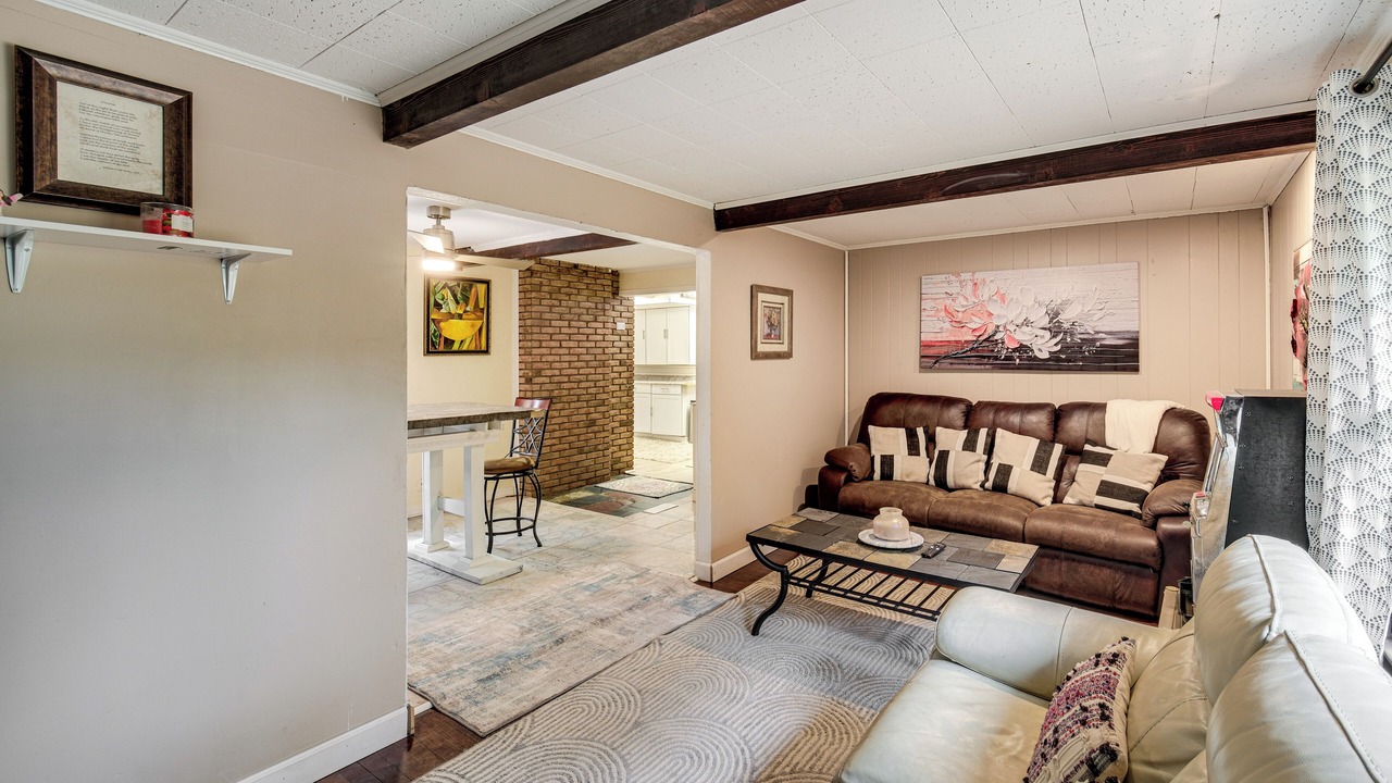 Photo of Livingroom in Oakwood Village
