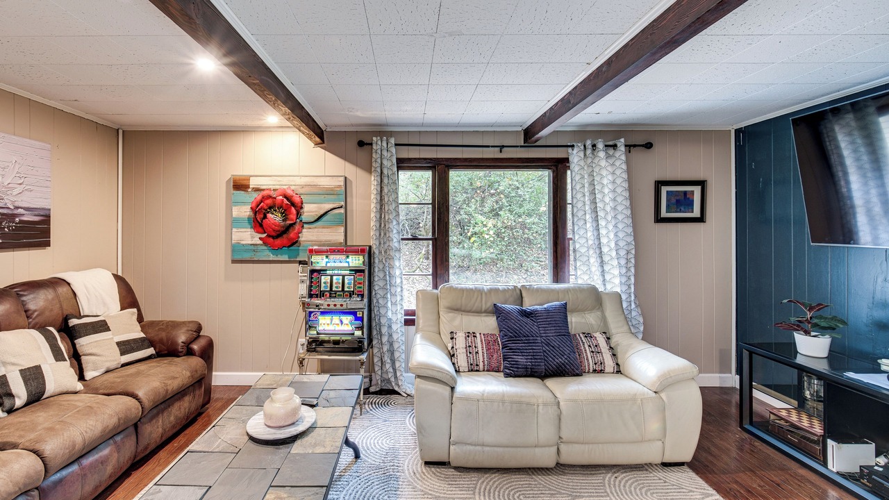 Photo of Livingroom in Oakwood Village