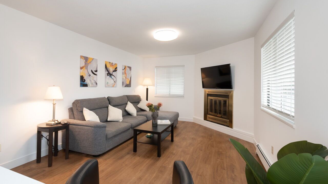 Photo of Livingroom in Renfrew-Collingwood