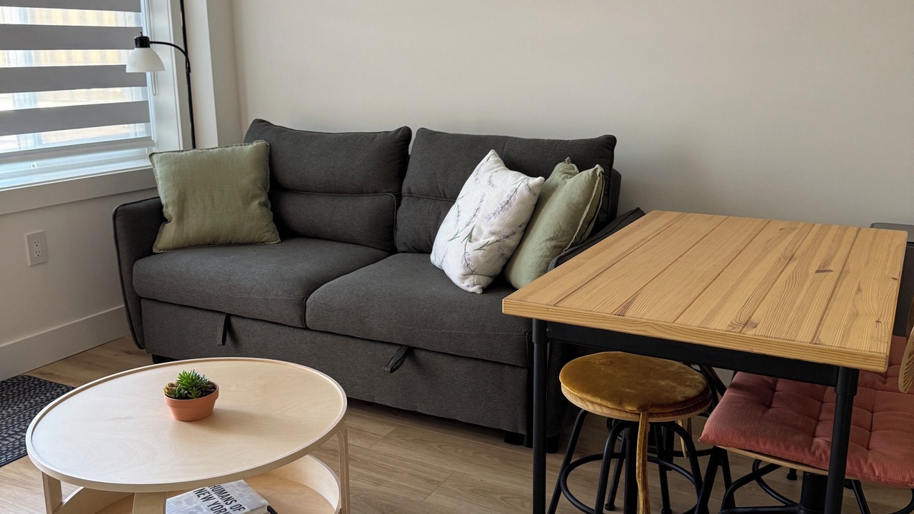 Photo of Livingroom in Renfrew-Collingwood