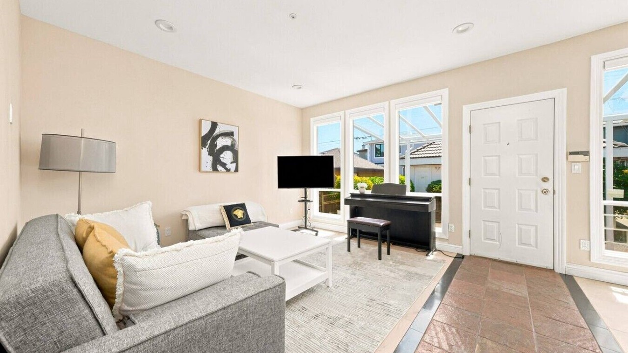 Photo of Livingroom in Arbutus Ridge