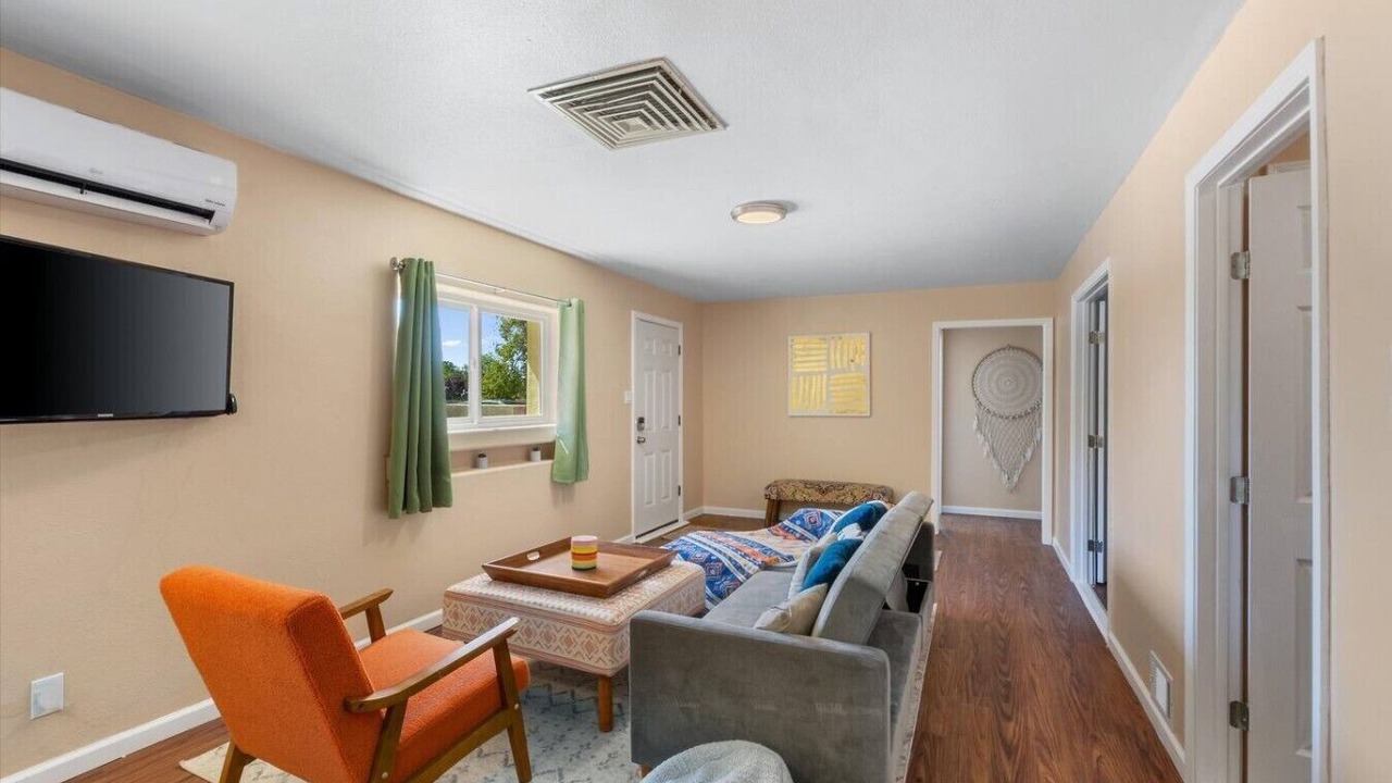 Photo of Livingroom in West Bluff