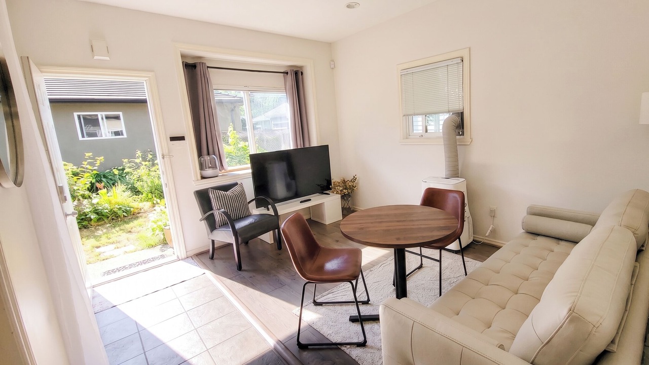 Photo of Livingroom in Renfrew-Collingwood