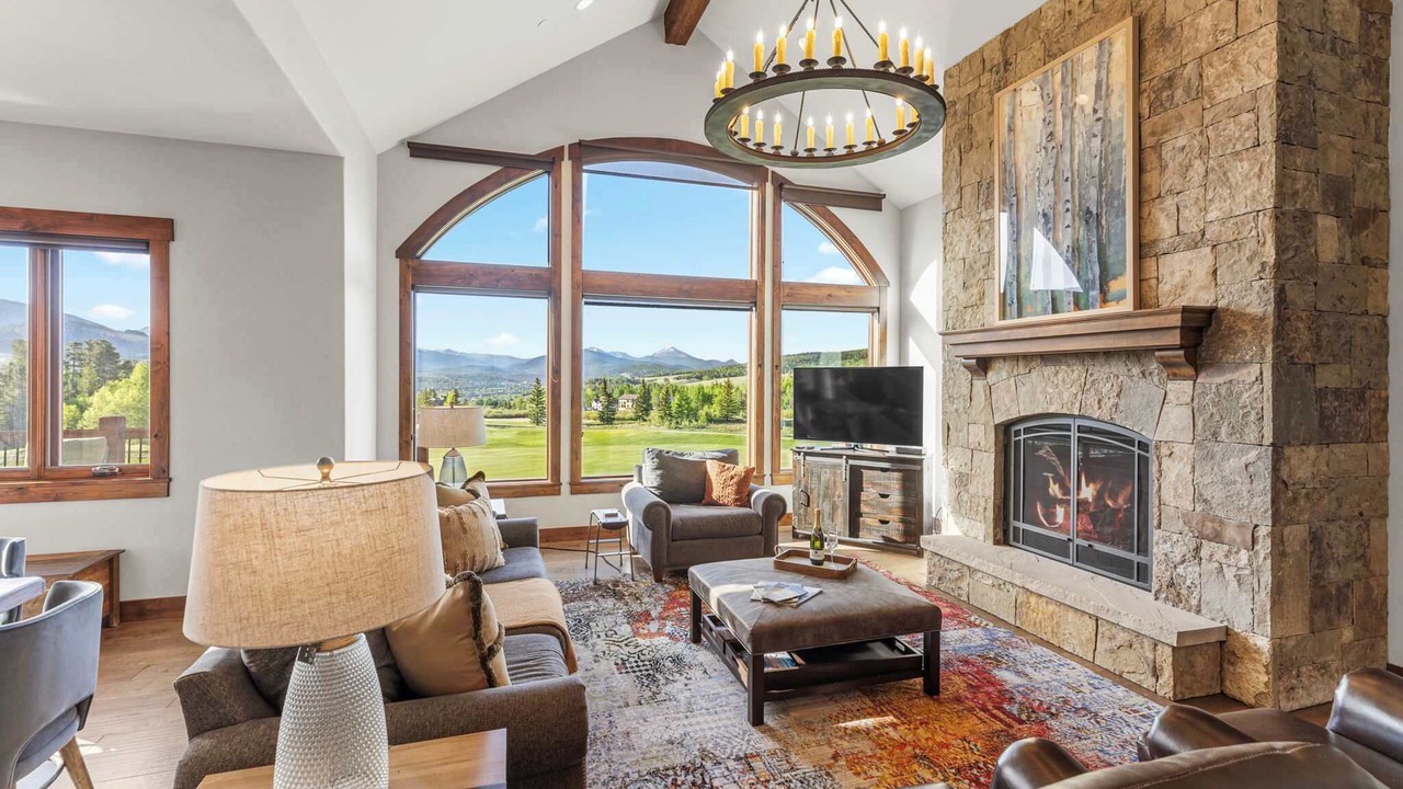 Photo of Livingroom in Three Peaks