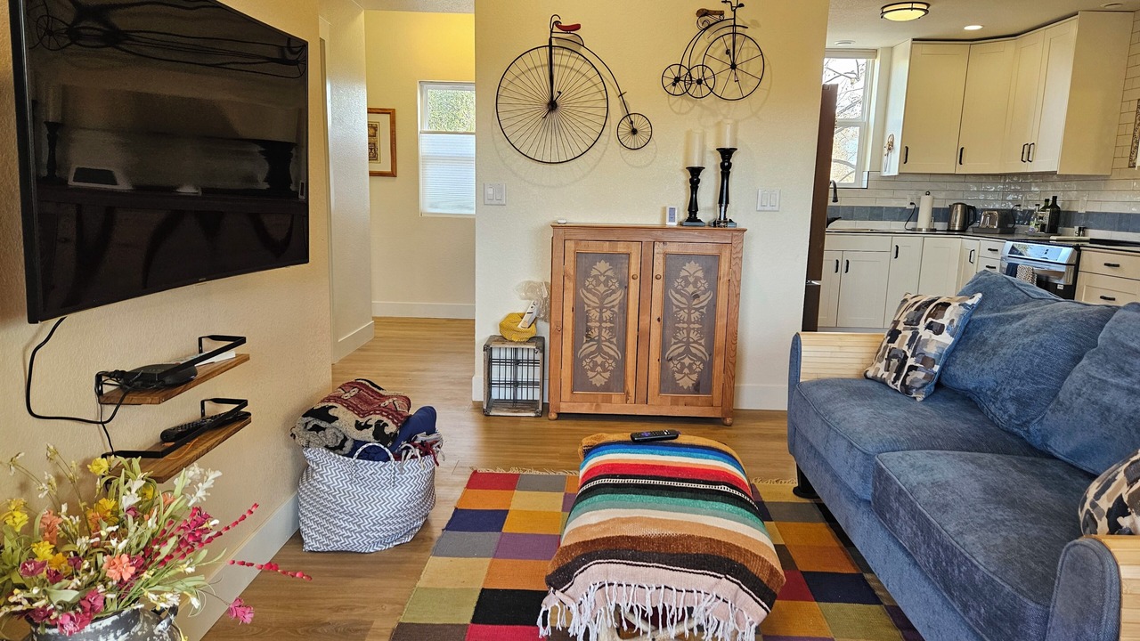 Photo of Livingroom in North Alameda