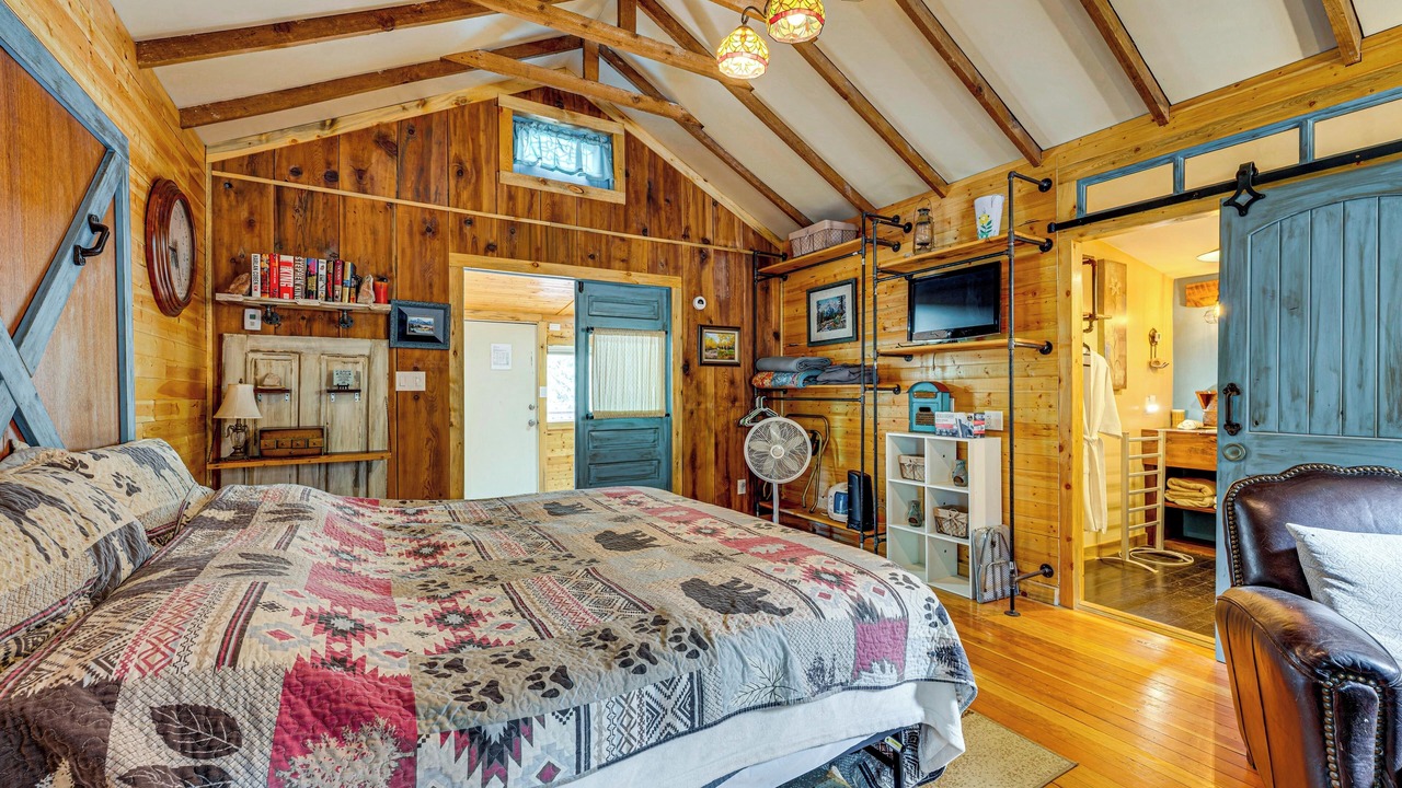 Photo of Bedroom in Drake