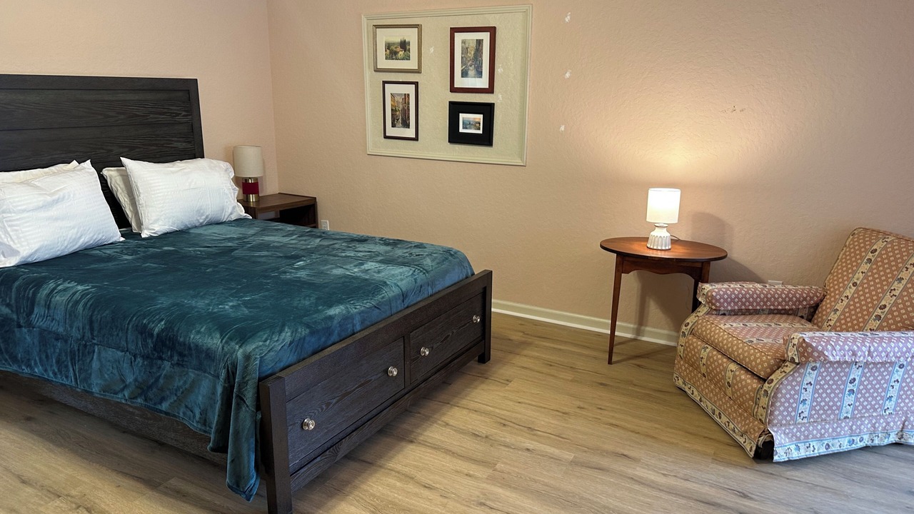 Photo of Bedroom in Greenview Shores