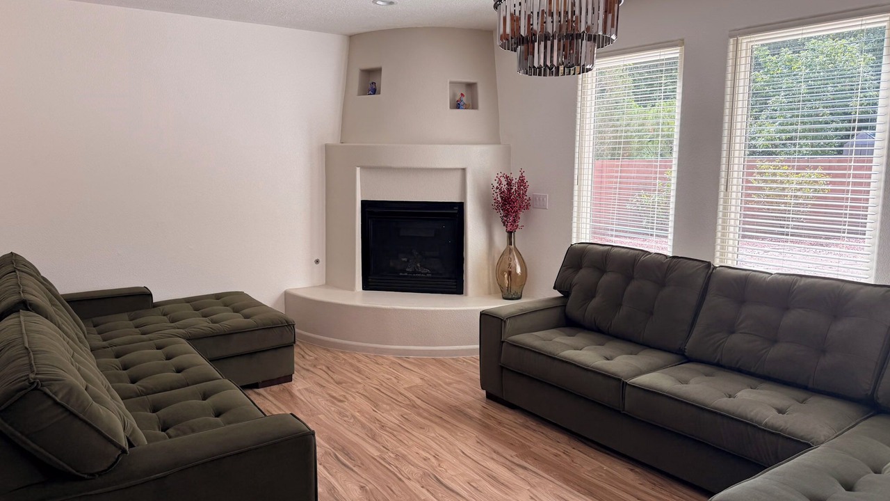 Photo of Livingroom in Near North Valley