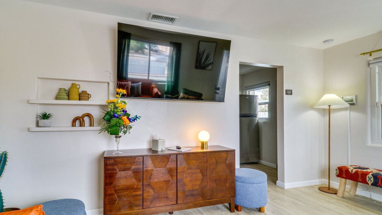 Photo of Livingroom in Near North Valley