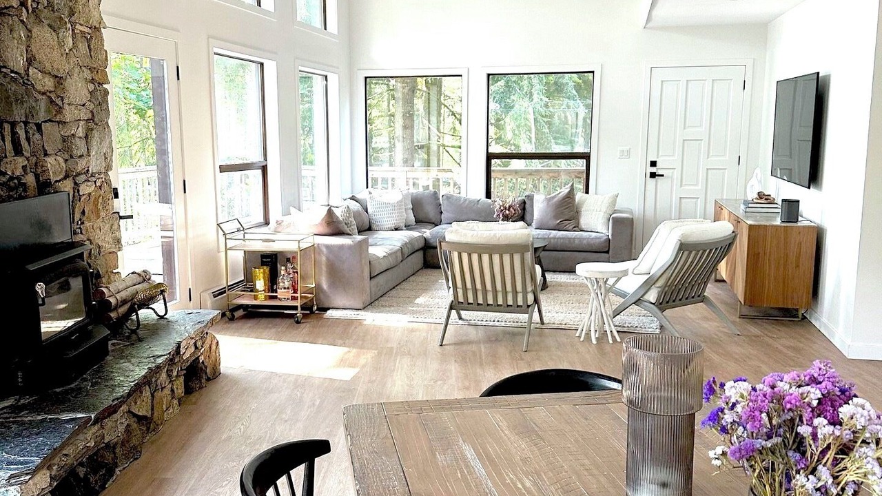 Photo of Livingroom in Shawnigan Lake