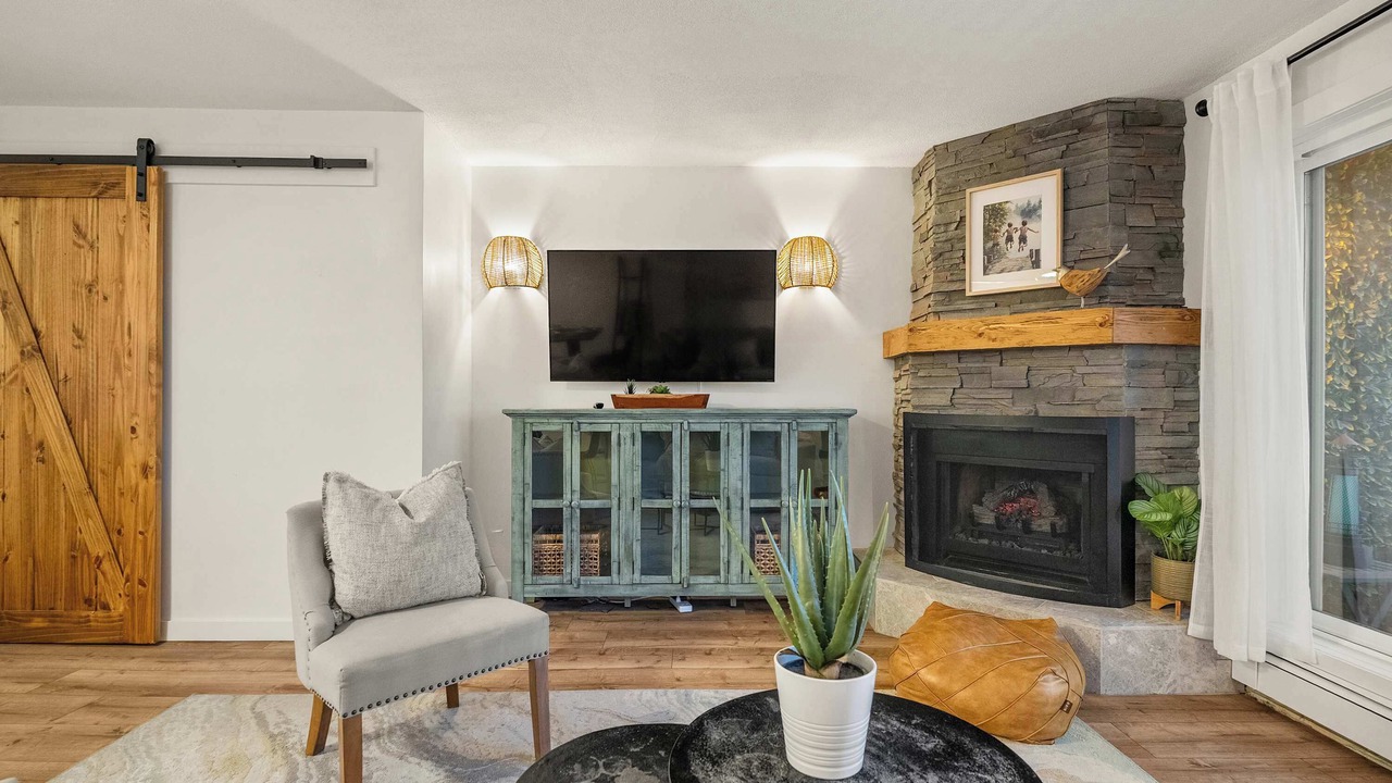 Photo of Livingroom in Sylvan Lake