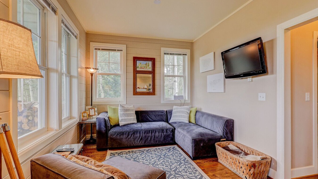 Photo of Livingroom in Warm Springs