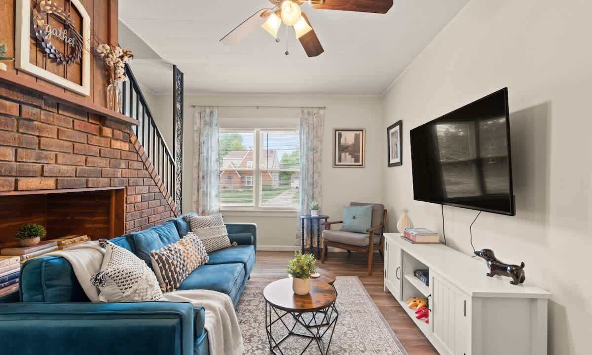 Photo of Livingroom in Kamm's Corners