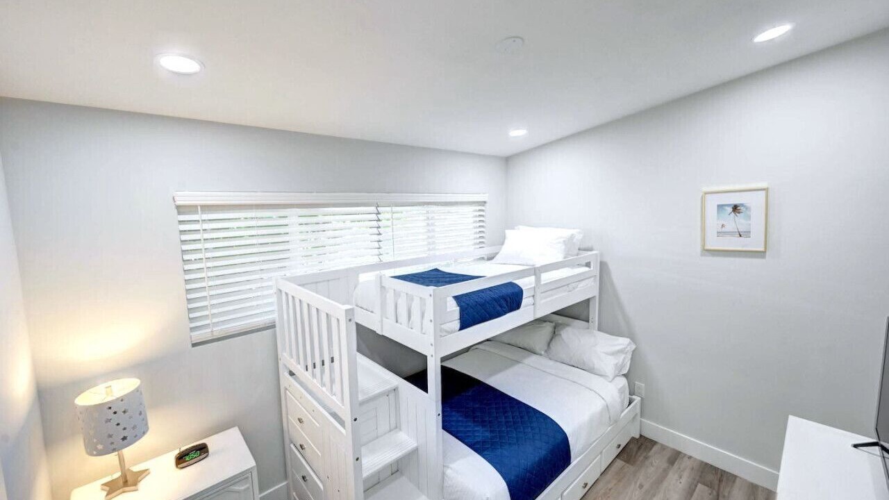 Photo of Bedroom in Hollywood Lakes