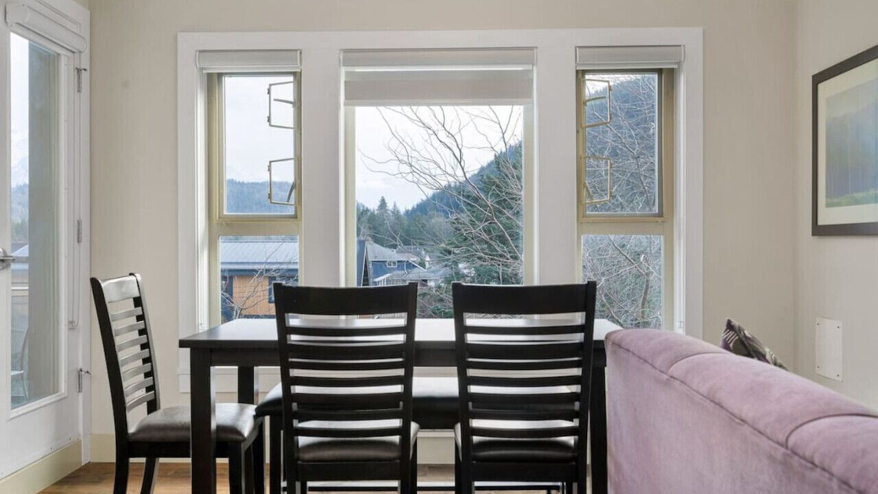 Photo of Livingroom in Harrison Hot Springs
