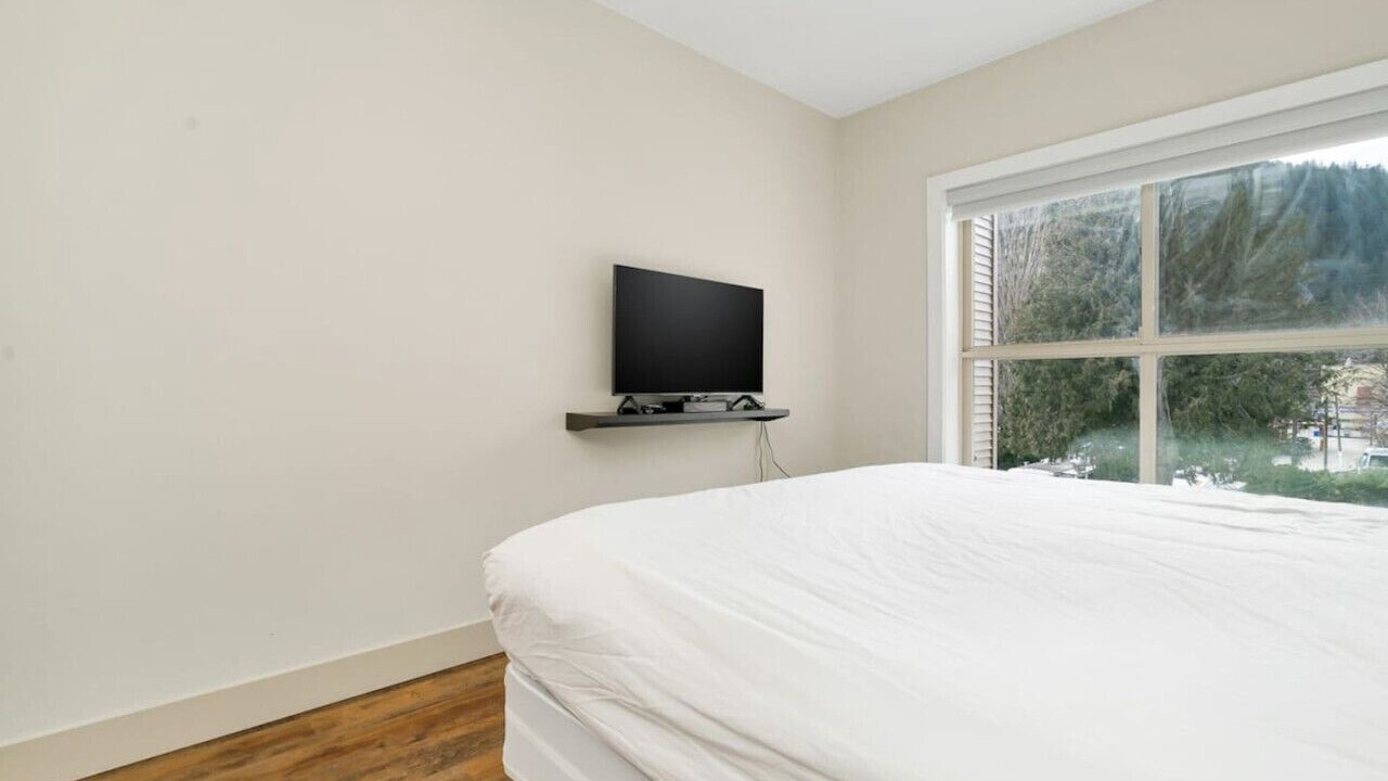 Photo of Bedroom in Harrison Hot Springs