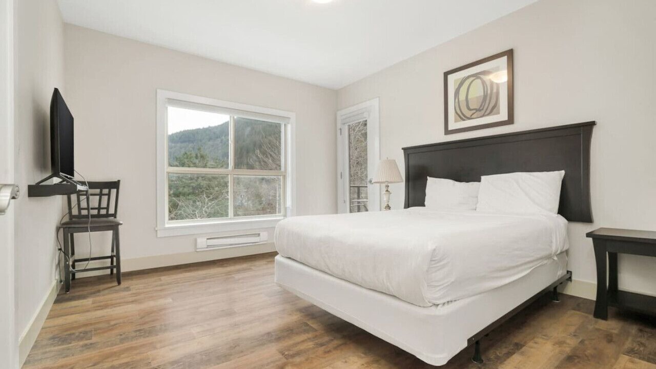 Photo of Bedroom in Harrison Hot Springs