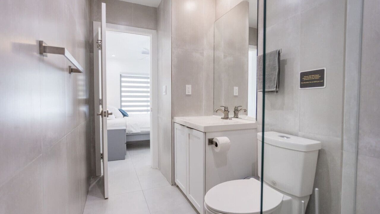 Photo of Bathroom in Hollywood Lakes